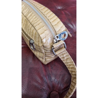 Bandolera Good Company Crocco Charol Beige 2210